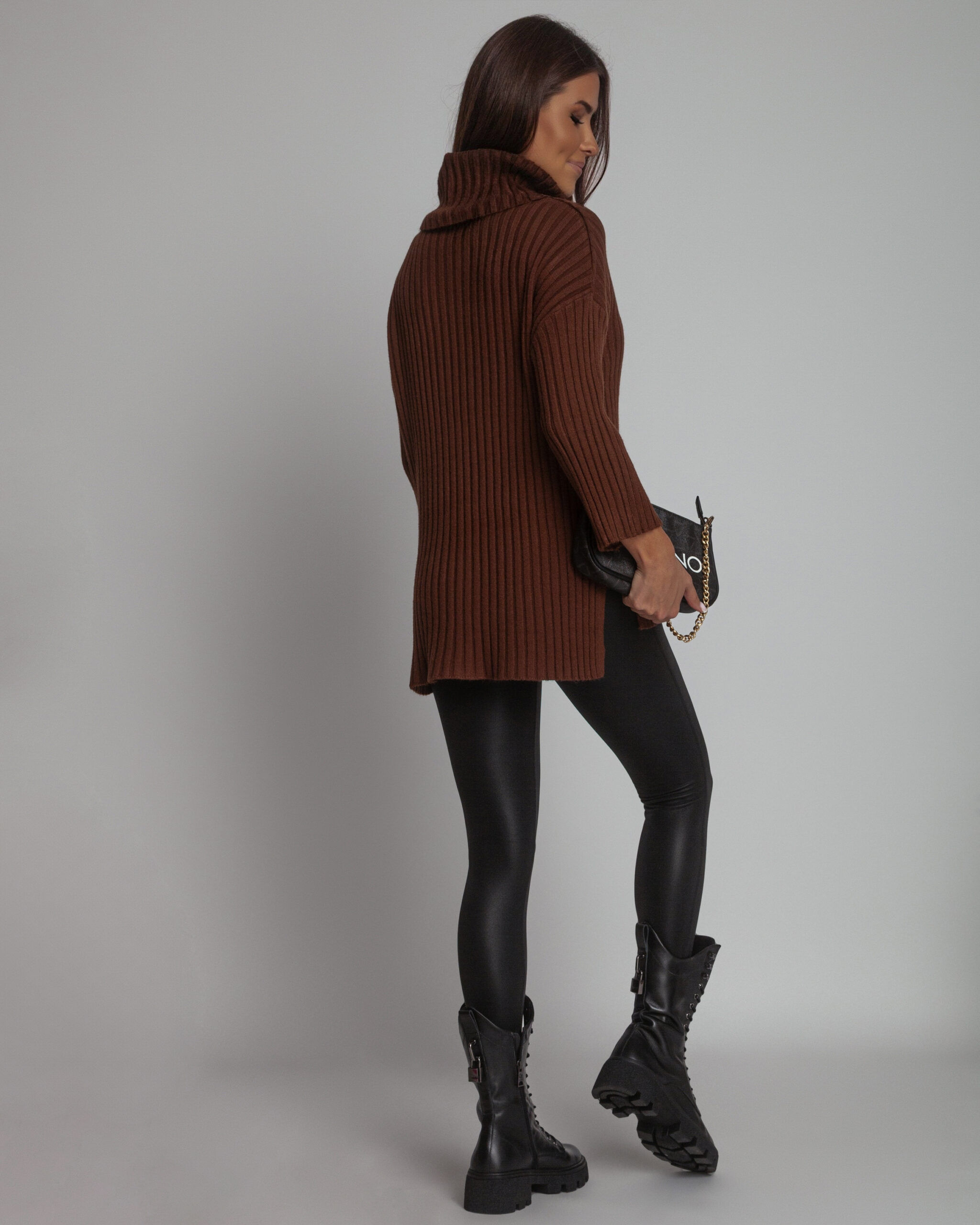 SWETER GOLF PRĄŻKOWANY OVERSIZE CHOCO BRĄZOWY - obrazek 3